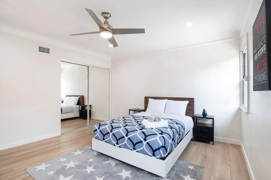 Holiday home Updated 3-bedroom La With Backyard, Bbq & Family-friendly Amenities